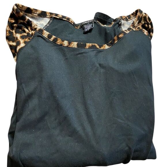 Rue 21 size small long sleeved tee shirt like new see pics - Picture 2 of 2